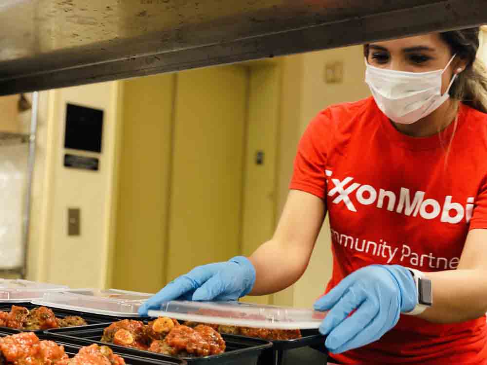 ExxonMobil staff helps prepare meals at the Texas Medical Center as part of the Meals and Masks program